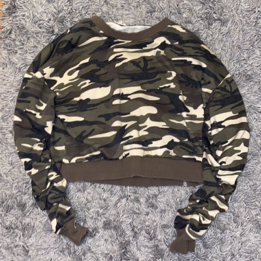 Camo ruched sleeve crew neck